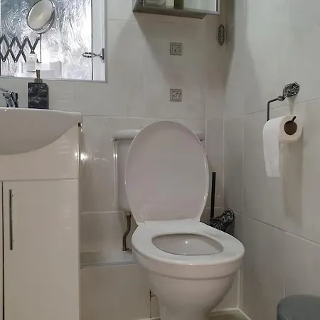 Holiday home Cheerful 3 Bedroom House With Spacious Garden