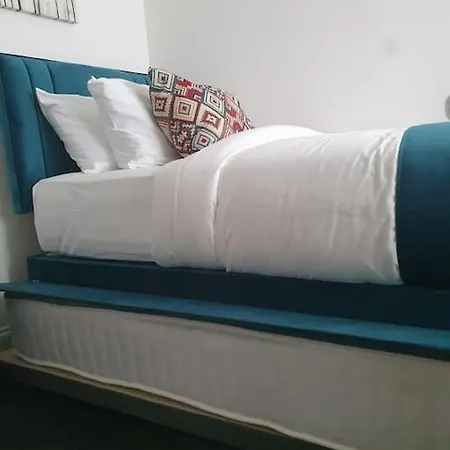 Holiday home Cheerful 3 Bedroom House With Spacious Garden *