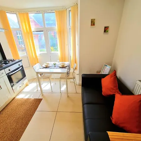Full Flat-g Floor-private Kitchen/bathroom-parking Apartmán Manchester