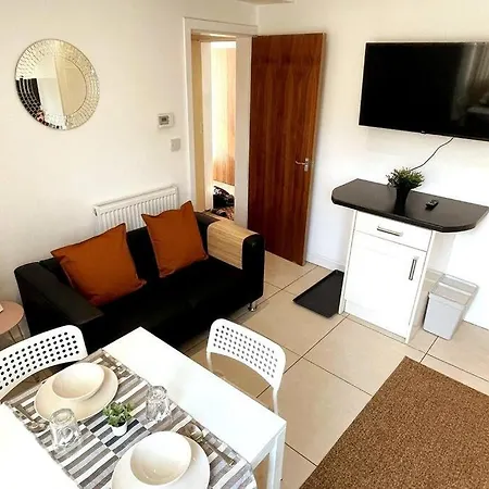 Full Flat-g Floor-private Kitchen/bathroom-parking Apartament Manchester