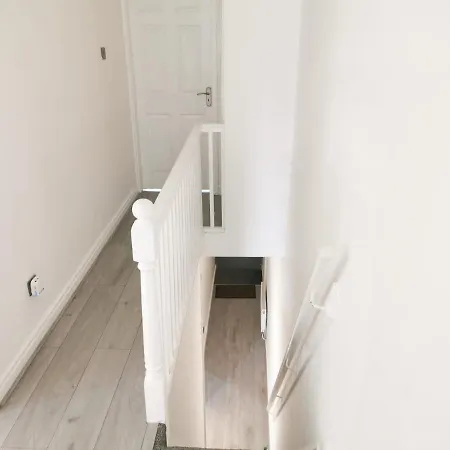 4 Bedrooms House In Манчестер