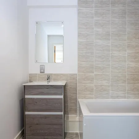 Lovely 1 Bedroom Apartment In Salford Manchester Apartment Manchester