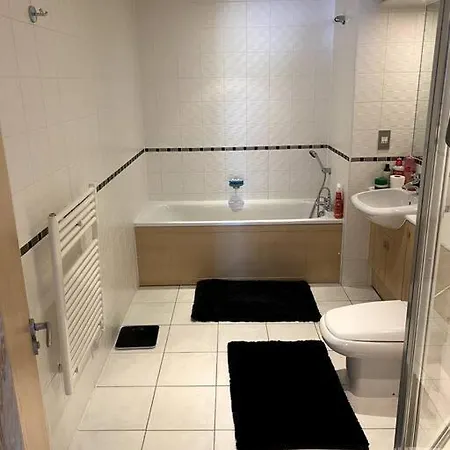 Huge 2 Bed, 2 Bathroom Appt With Free Parking *