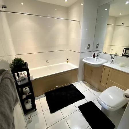 Lejlighed Huge 2 Bed, 2 Bathroom Appt With Free Parking *