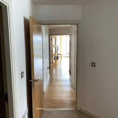 Huge 2 Bed, 2 Bathroom Appt With Free Parking Lejlighed *