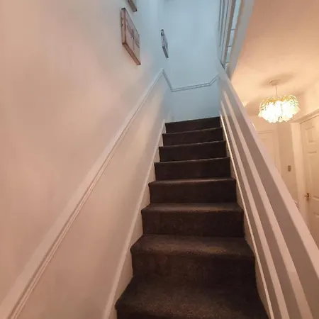 Bv Luxury Spacious 3 Bedroom House At Isaac Close * Manchester