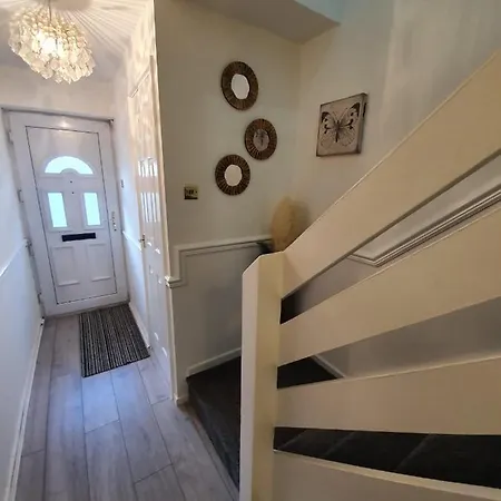 Bv Luxury Spacious 3 Bedroom House At Isaac Close * Manchester