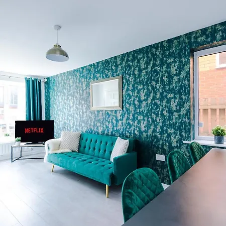 5 Bedroom House Hosted By Mcr Dens Holiday home