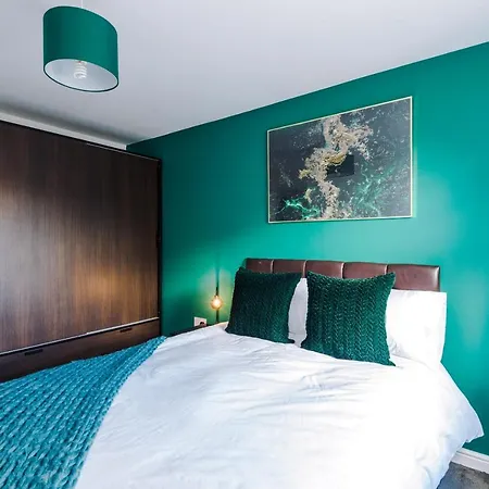 5 Bedroom House Hosted By Mcr Dens Holiday home *