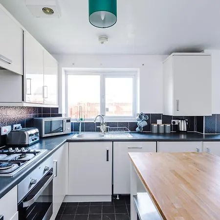 5 Bedroom House Hosted By Mcr Dens Holiday home *