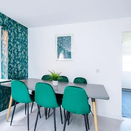 Holiday home 5 Bedroom House Hosted By Mcr Dens *