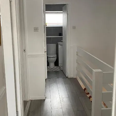 Bv Luxury Spacious 3 Bedroom House At Isaac Close Semesterbostad