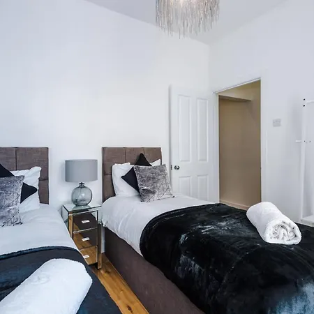 3 Bedroom House Hosted By Mcr Dens بيت للعطل *