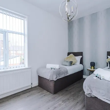 بيت للعطل 3 Bedroom House Hosted By Mcr Dens مانشستر