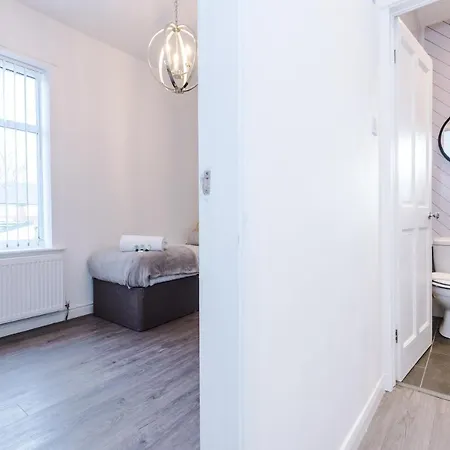 3 Bedroom House Hosted By Mcr Dens بيت للعطل