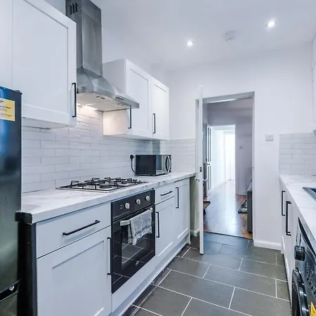 3 Bedroom House Hosted By Mcr Dens * مانشستر