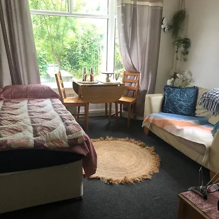 Private Studio Flat Great Location In Apartment