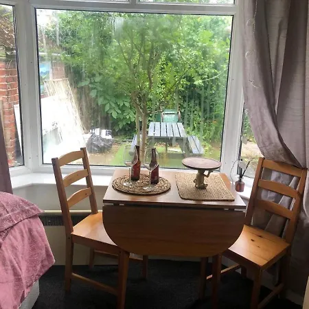 Private Studio Flat Great Location In Apartment *