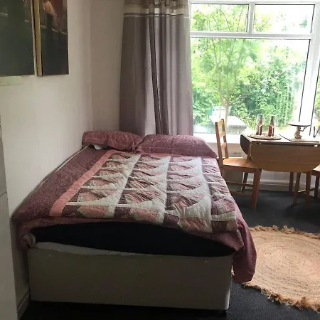 Private Studio Flat Great Location In Apartment *