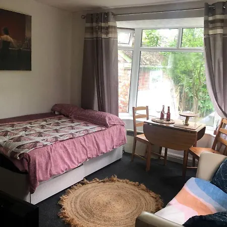 Private Studio Flat Great Location In Apartment *