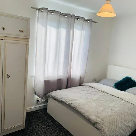 4 Bedroom House Near Centre * Manchester