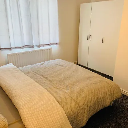4 Bedroom House Near Centre 別荘