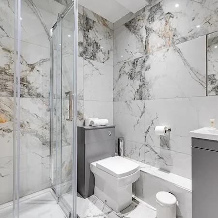 Large 2 Bed 2 Bath 公寓 *