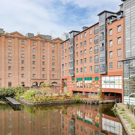 Large 2 Bed 2 Bath Appartamento