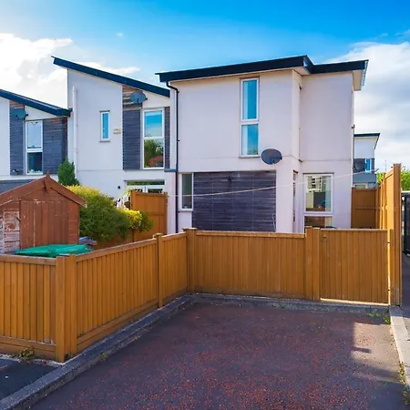 3 Bedroom Hosted By Mcr Dens *