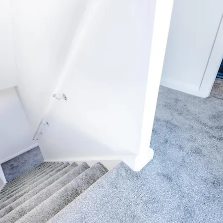 3 Bedroom Hosted By Mcr Dens Holiday home *