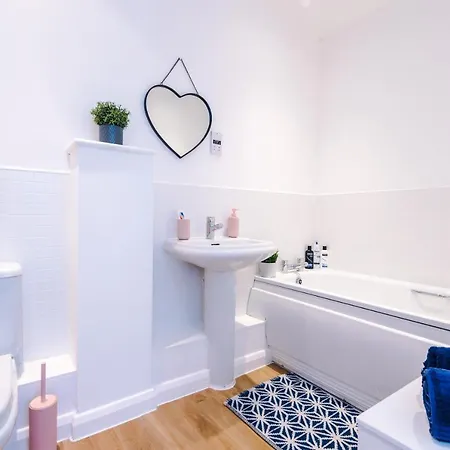 3 Bedroom Hosted By Mcr Dens