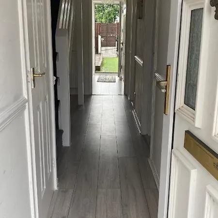 Bv Luxury Spacious 3 Bedroom House At Isaac Close Holiday home Manchester