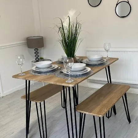 Bv Luxury Spacious 3 Bedroom House At Isaac Close Semesterbostad