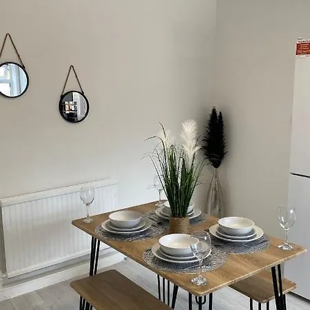 Bv Luxury Spacious 3 Bedroom House At Isaac Close Semesterbostad