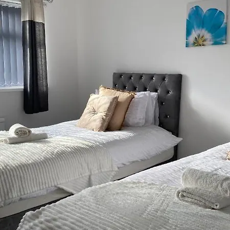 Bv Luxury Spacious 3 Bedroom House At Isaac Close *