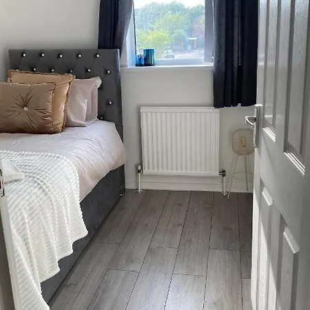 Bv Luxury Spacious 3 Bedroom House At Isaac Close *