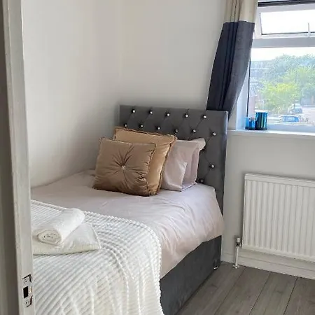 Holiday home Bv Luxury Spacious 3 Bedroom House At Isaac Close *