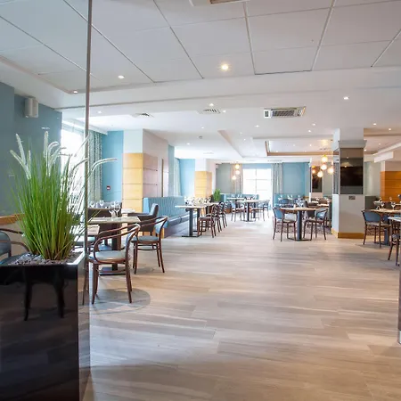 Cresta Court 3*