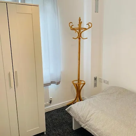 4 Bedroom House Near Centre *