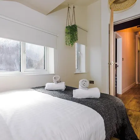 Four Bedroom Urban Hosted By Mcr Dens Holiday home *