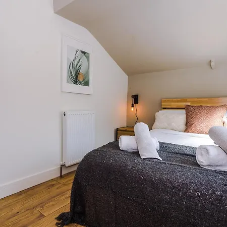 Four Bedroom Urban Hosted By Mcr Dens Holiday home *