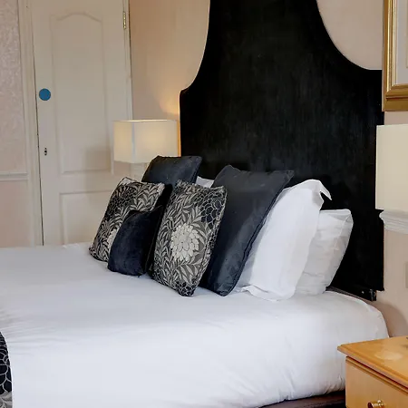 Holiday - - Oldham By Ihg 3*