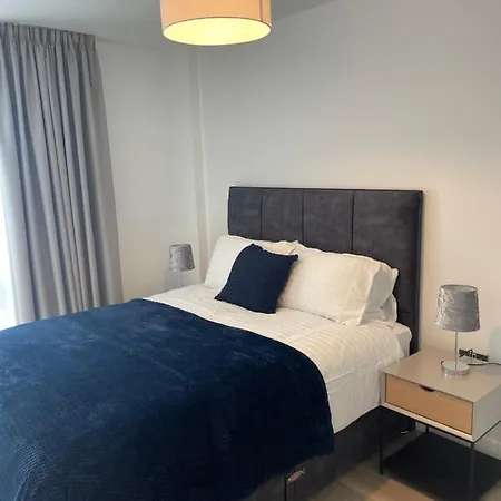 Free Parking 1 Bed Luxury Apartment, King Size Bed *