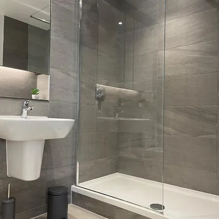 Free Parking 1 Bed Luxury Apartment, King Size Bed Apartment Manchester