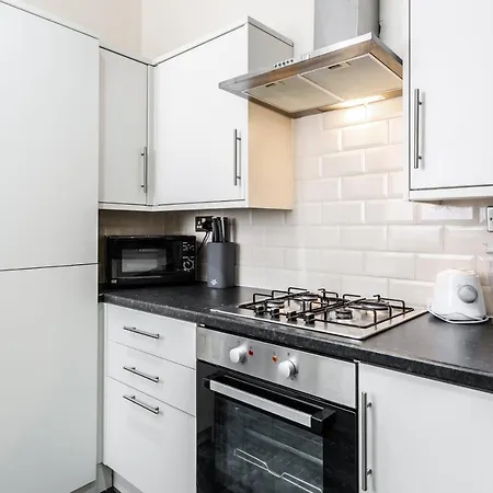 Jetson House - Luxury 4-bed With King Size Bedroom Near Etihad Feriehus