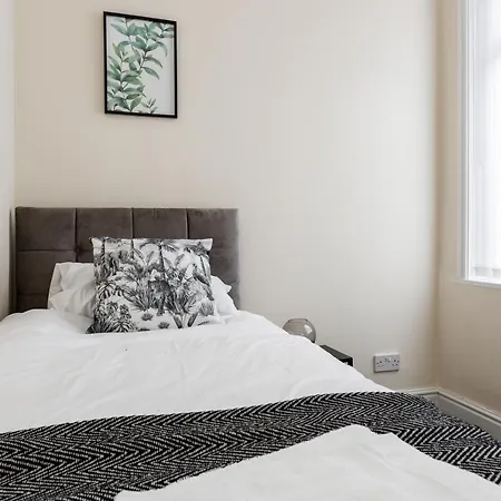 Jetson House - Luxury 4-bed With King Size Bedroom Near Etihad