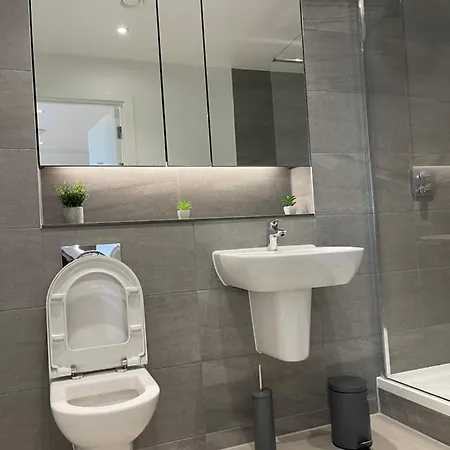 Free Parking 1 Bed Luxury Apartment, King Size Bed *