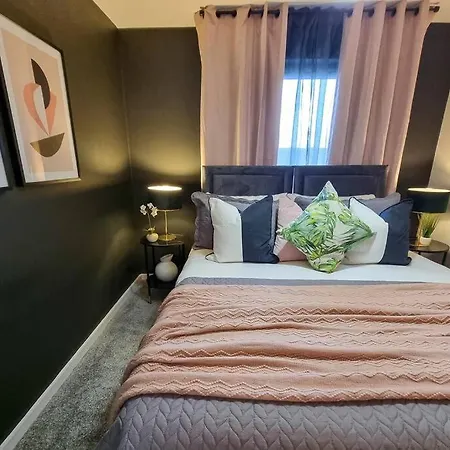 Couples Retreat / Workers Paradise + Free Parking شقة