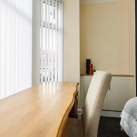 Feriehus Jetson House - Luxury 4-bed With King Size Bedroom Near Etihad Manchester