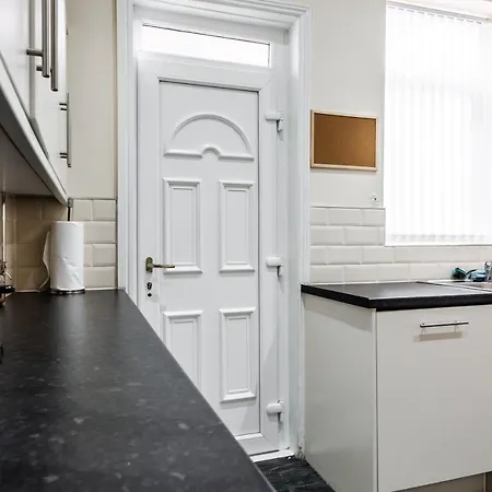 Jetson House - Luxury 4-bed With King Size Bedroom Near Etihad Feriehus